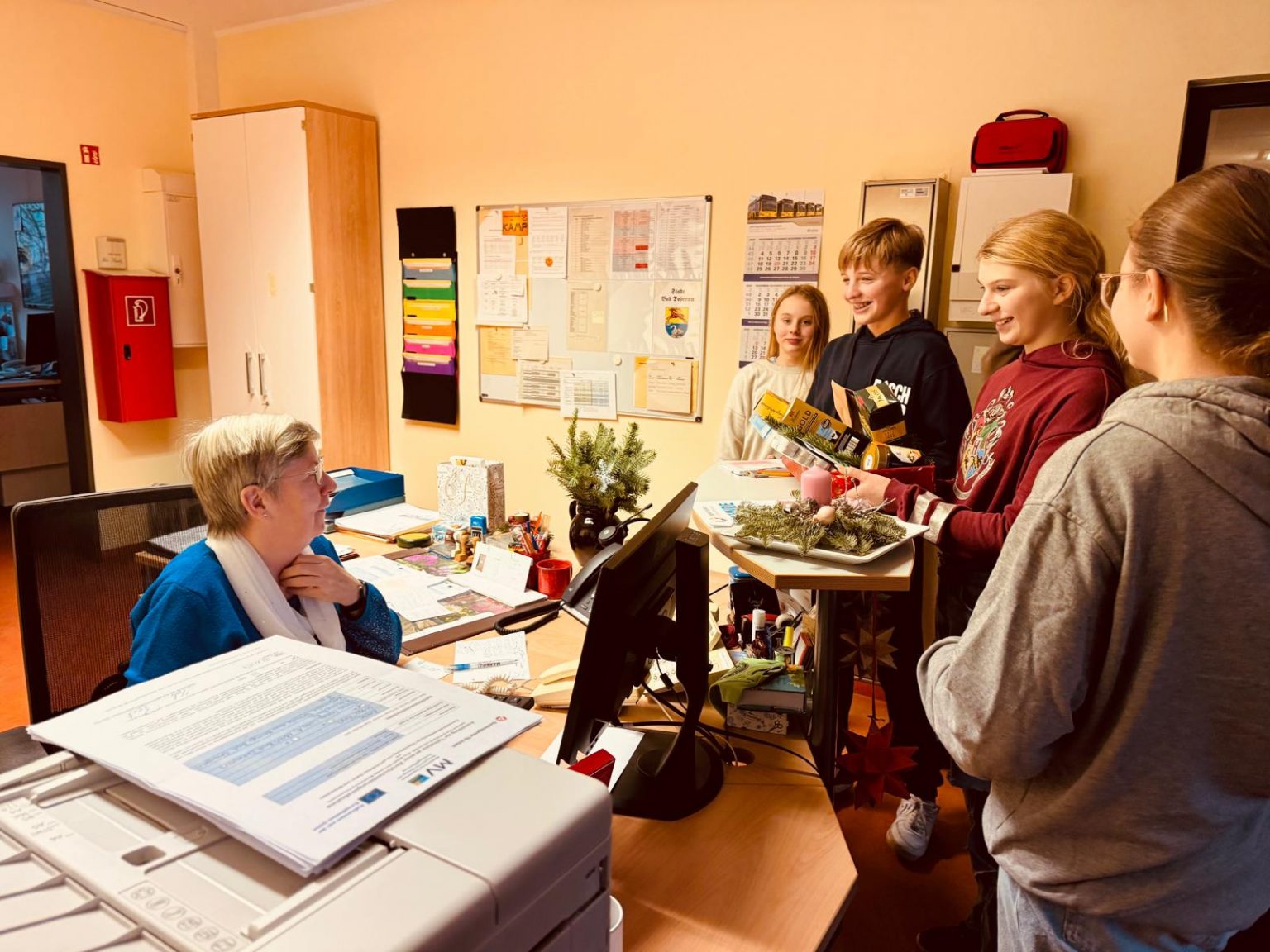 Schüler überreichen Dankeschön an Sekretärin zu Weihnachten